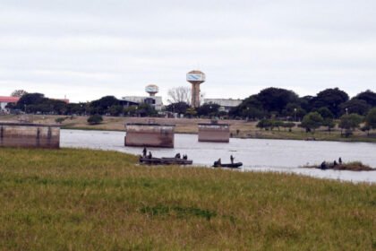 Trabajos de remoción de camalotes y embalsados en la Laguna Setúbal realizados por personal municipal y del Ejército Argentino.