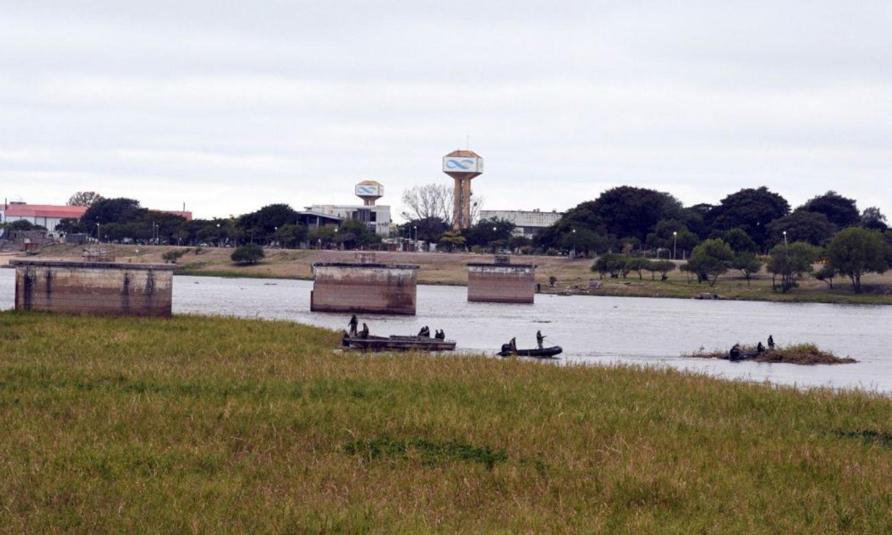 Trabajos de remoción de camalotes y embalsados en la Laguna Setúbal realizados por personal municipal y del Ejército Argentino.