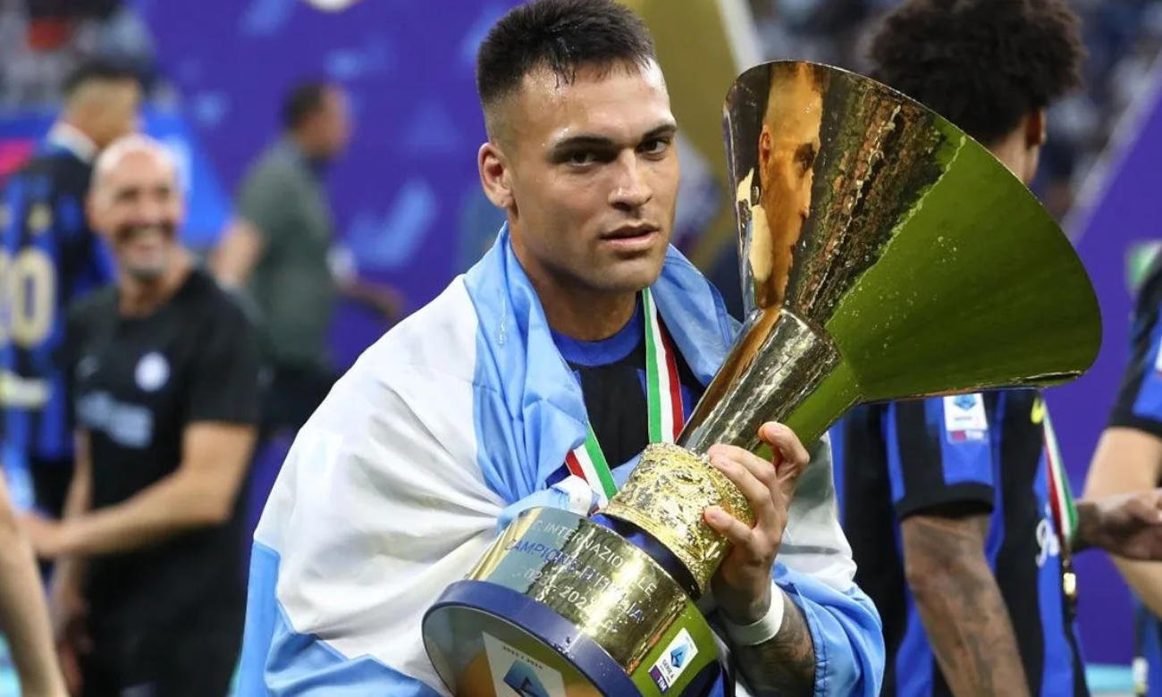 Lautaro Martínez levanta el Scudetto en el Giuseppe Meazza tras liderar al Inter hacia un título histórico en la Serie A.