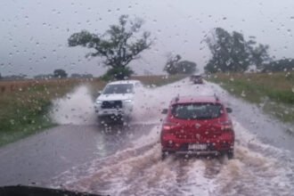 Las intensas lluvias y los anegamientos complican la circulación en distintas rutas santafesinas durante jornadas de inestabilidad climática. Foto de archivo.