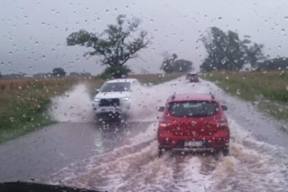 Las intensas lluvias y los anegamientos complican la circulación en distintas rutas santafesinas durante jornadas de inestabilidad climática. Foto de archivo.