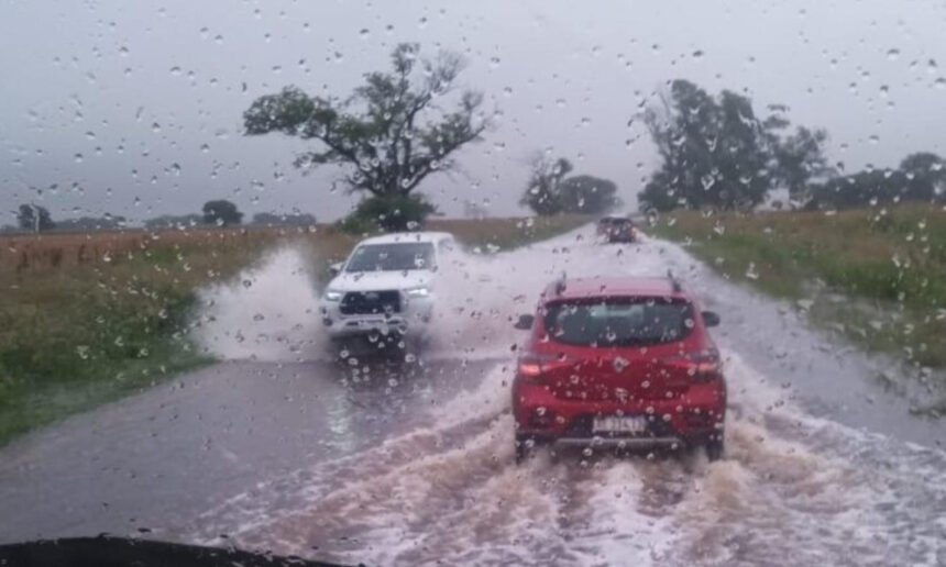 Las intensas lluvias y los anegamientos complican la circulación en distintas rutas santafesinas durante jornadas de inestabilidad climática. Foto de archivo.