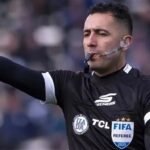 Árbitro Luis Lobo Medina durante un partido oficial del fútbol argentino, en una imagen de archivo.