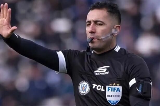 Árbitro Luis Lobo Medina durante un partido oficial del fútbol argentino, en una imagen de archivo.
