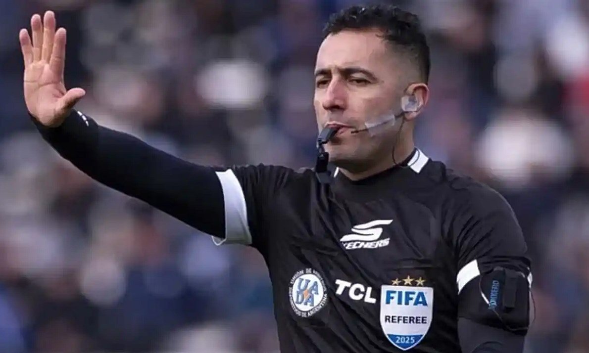 Árbitro Luis Lobo Medina durante un partido oficial del fútbol argentino, en una imagen de archivo.