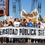 Manifestantes participan de una movilización universitaria en defensa de la educación pública y el financiamiento de las universidades nacionales. Foto de archivo.