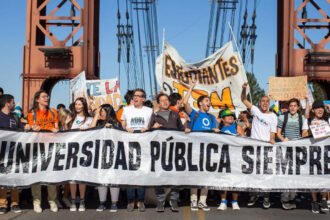 Manifestantes participan de una movilización universitaria en defensa de la educación pública y el financiamiento de las universidades nacionales. Foto de archivo.