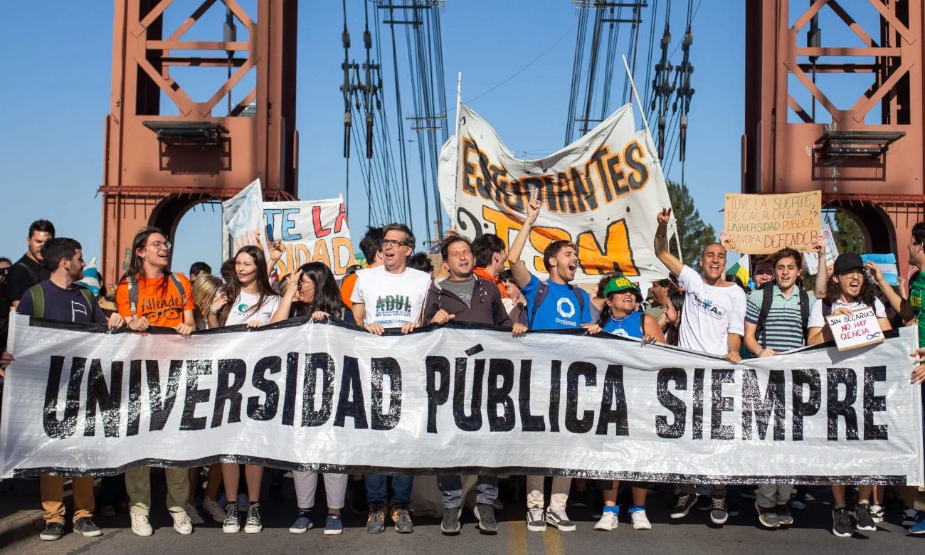 Manifestantes participan de una movilización universitaria en defensa de la educación pública y el financiamiento de las universidades nacionales. Foto de archivo.