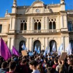 Manifestantes recorren las calles de Santa Fe durante una movilización en defensa de la universidad pública y el financiamiento educativo.