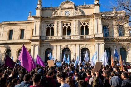 Manifestantes recorren las calles de Santa Fe durante una movilización en defensa de la universidad pública y el financiamiento educativo.
