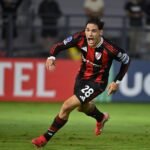 El festejo de Lucas Martínez Quarta tras convertir frente a Bragantino en una noche de Copa Sudamericana.