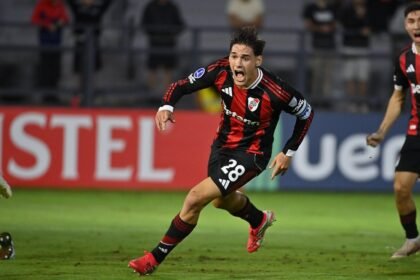 El festejo de Lucas Martínez Quarta tras convertir frente a Bragantino en una noche de Copa Sudamericana.
