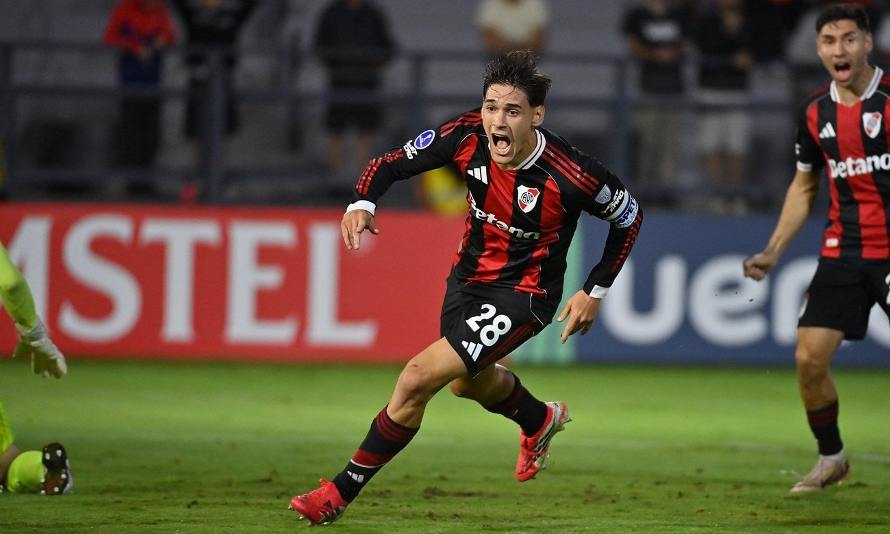 El festejo de Lucas Martínez Quarta tras convertir frente a Bragantino en una noche de Copa Sudamericana.