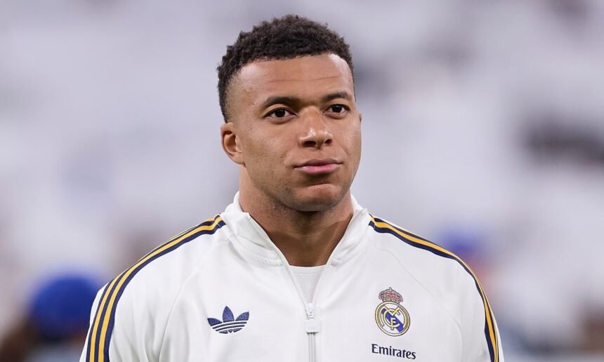 Kylian Mbappé en acción con la camiseta de Real Madrid durante un encuentro oficial. Foto de archivo.