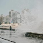 Fuerte oleaje y condiciones climáticas adversas en la costa de Mar del Plata durante el intenso temporal que afectó a la región.