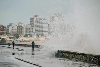 Fuerte oleaje y condiciones climáticas adversas en la costa de Mar del Plata durante el intenso temporal que afectó a la región.