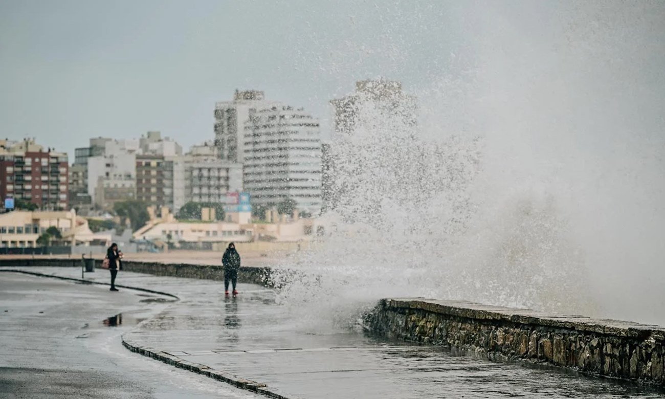 Fuerte oleaje y condiciones climáticas adversas en la costa de Mar del Plata durante el intenso temporal que afectó a la región.