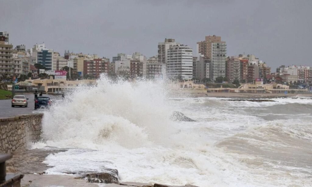 El mar golpea la costa de Mar del Plata en medio del ciclón extratropical que provocó inundaciones y ráfagas intensas.