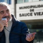 Juan R. Medina durante una manifestación gremial frente al edificio de la Municipalidad de Sauce Viejo en el marco del conflicto entre ASOEM y el Ejecutivo local.
