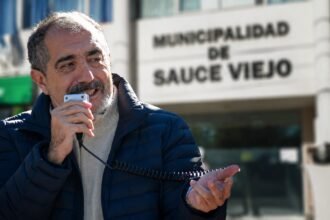 Juan R. Medina durante una manifestación gremial frente al edificio de la Municipalidad de Sauce Viejo en el marco del conflicto entre ASOEM y el Ejecutivo local.