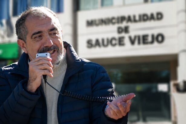 Juan R. Medina durante una manifestación gremial frente al edificio de la Municipalidad de Sauce Viejo en el marco del conflicto entre ASOEM y el Ejecutivo local.