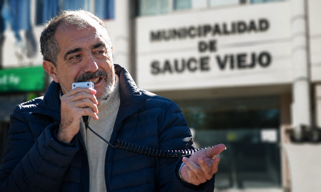 Juan R. Medina durante una manifestación gremial frente al edificio de la Municipalidad de Sauce Viejo en el marco del conflicto entre ASOEM y el Ejecutivo local.