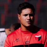 Ezequiel Medrán dirige una práctica de Colón durante un entrenamiento en Santa Fe. Foto de archivo.