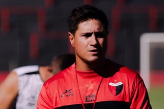 Ezequiel Medrán dirige una práctica de Colón durante un entrenamiento en Santa Fe. Foto de archivo.
