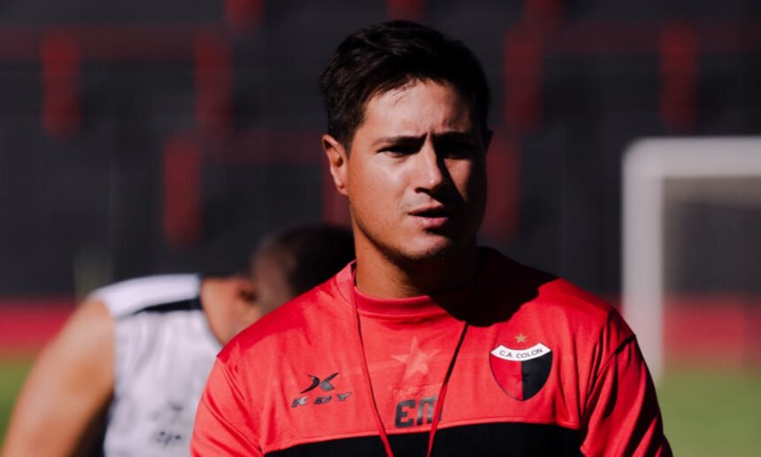 Ezequiel Medrán dirige una práctica de Colón durante un entrenamiento en Santa Fe. Foto de archivo.