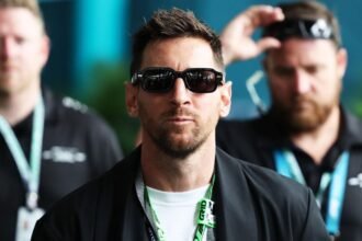 Lionel Messi durante su recorrida por el paddock del Gran Premio de Miami de Fórmula 1. Foto de archivo.