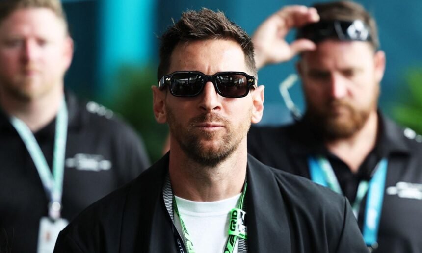 Lionel Messi durante su recorrida por el paddock del Gran Premio de Miami de Fórmula 1. Foto de archivo.