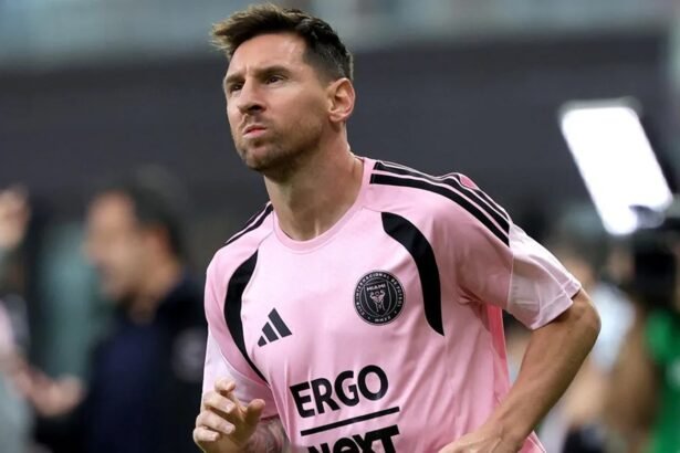 Lionel Messi realiza movimientos precompetitivos durante la entrada en calor de Inter Miami antes de un partido oficial. Foto de archivo.