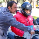 Una motociclista realiza una prueba práctica de manejo durante el examen para obtener la licencia de conducir motos en Santa Fe.