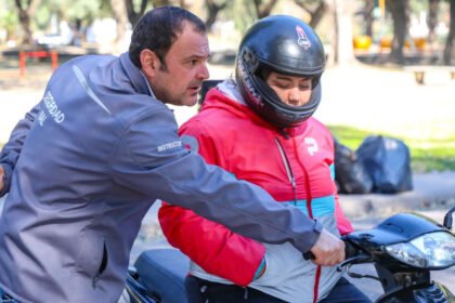 Una motociclista realiza una prueba práctica de manejo durante el examen para obtener la licencia de conducir motos en Santa Fe.