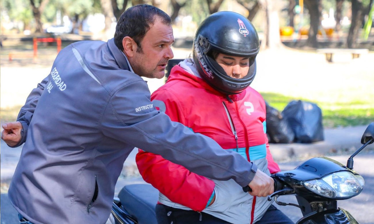 Una motociclista realiza una prueba práctica de manejo durante el examen para obtener la licencia de conducir motos en Santa Fe.