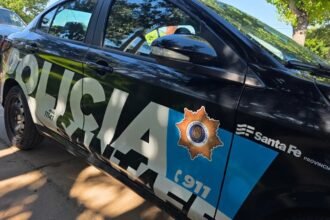 Móvil policial de la ciudad de Santa Fe durante un operativo de seguridad realizado en distintos sectores de la capital provincial. Foto de archivo.