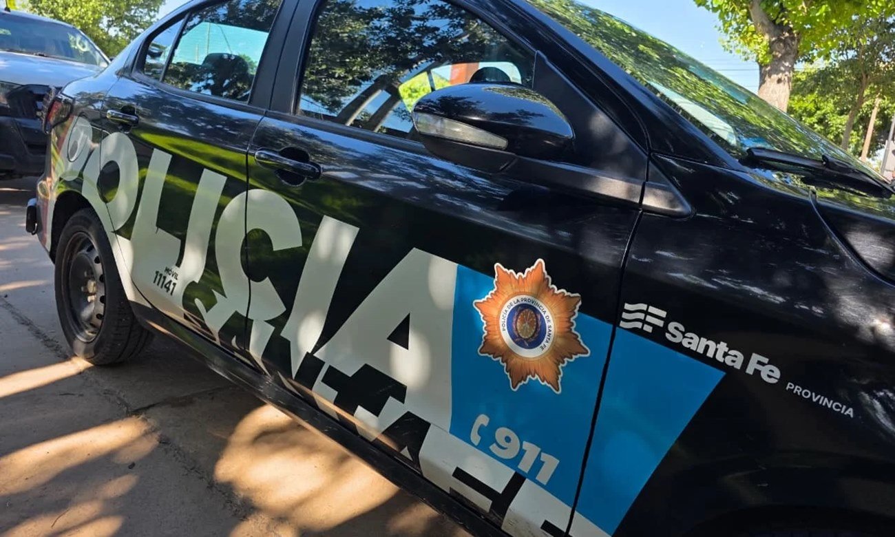 Móvil policial de la ciudad de Santa Fe durante un operativo de seguridad realizado en distintos sectores de la capital provincial. Foto de archivo.