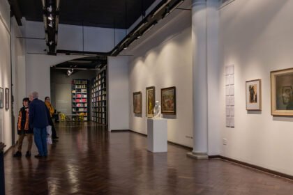 Visitantes recorren las salas del Museo Municipal de Artes Visuales “Sor Josefa Díaz y Clucellas”, uno de los espacios culturales más emblemáticos de la ciudad de Santa Fe. Foto de archivo.