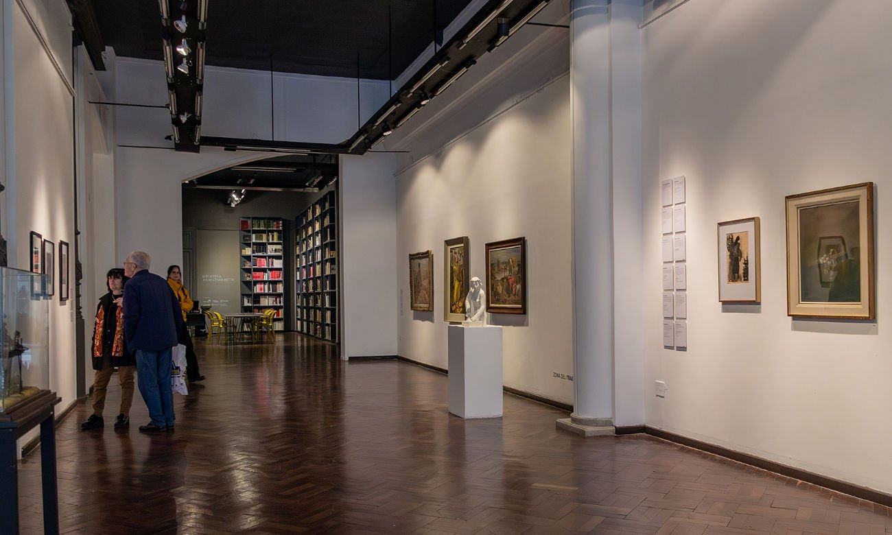 Visitantes recorren las salas del Museo Municipal de Artes Visuales “Sor Josefa Díaz y Clucellas”, uno de los espacios culturales más emblemáticos de la ciudad de Santa Fe. Foto de archivo.