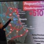 El ministro de Obras Públicas de Santa Fe, Lisandro Enrico, durante la apertura de sobres de la licitación para la segunda etapa del Camino de la Cremería, una obra estratégica para la conectividad portuaria provincial. Foto: Gobierno de Santa Fe.