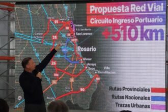 El ministro de Obras Públicas de Santa Fe, Lisandro Enrico, durante la apertura de sobres de la licitación para la segunda etapa del Camino de la Cremería, una obra estratégica para la conectividad portuaria provincial. Foto: Gobierno de Santa Fe.