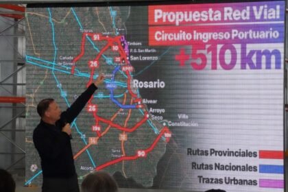 El ministro de Obras Públicas de Santa Fe, Lisandro Enrico, durante la apertura de sobres de la licitación para la segunda etapa del Camino de la Cremería, una obra estratégica para la conectividad portuaria provincial. Foto: Gobierno de Santa Fe.