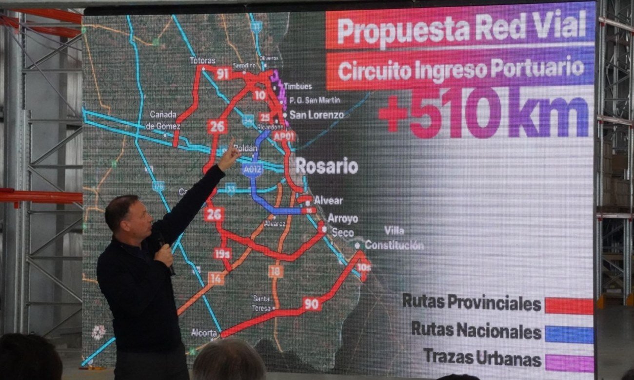 El ministro de Obras Públicas de Santa Fe, Lisandro Enrico, durante la apertura de sobres de la licitación para la segunda etapa del Camino de la Cremería, una obra estratégica para la conectividad portuaria provincial. Foto: Gobierno de Santa Fe.