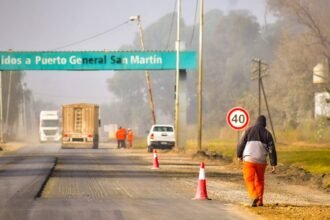 Trabajos de acondicionamiento y señalización sobre la Ruta Nacional 11 en Puerto General San Martín. Foto de archivo.