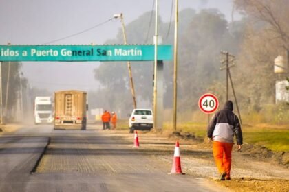 Trabajos de acondicionamiento y señalización sobre la Ruta Nacional 11 en Puerto General San Martín. Foto de archivo.