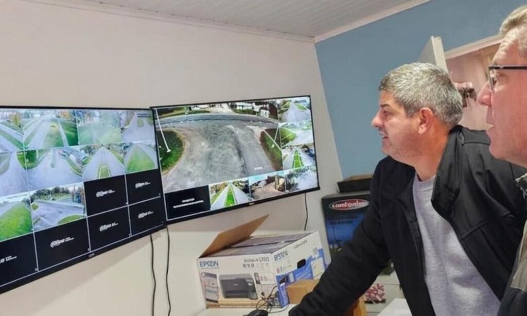 Rodrigo Borla durante una recorrida por instituciones y obras públicas del departamento San Justo. Foto: archivo.