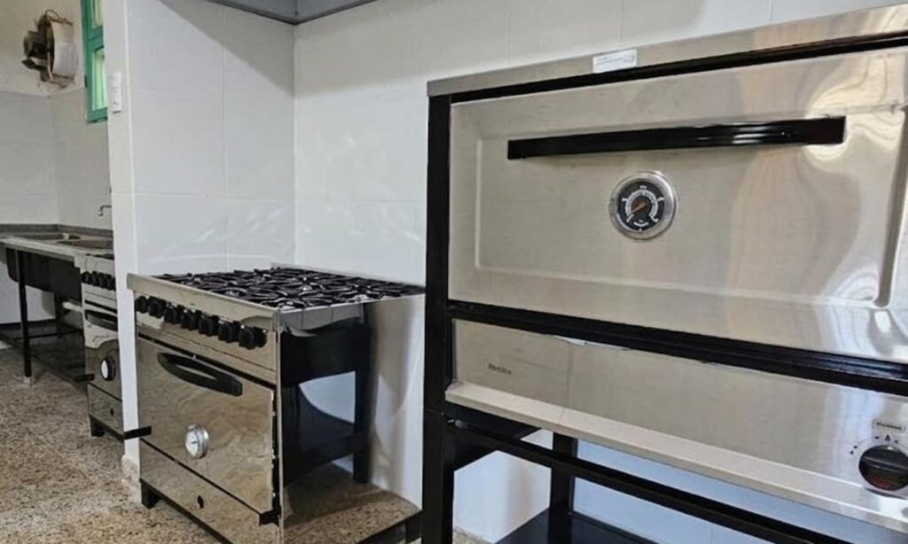 Nuevo equipamiento de cocina incorporado a una institución educativa del departamento San Justo. Foto: archivo.