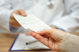 Profesionales de la salud durante una atención médica en una imagen ilustrativa vinculada al sistema de obras sociales y prestaciones sanitarias en Argentina. Foto de archivo.