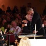 Un emotivo abrazo entre directores simboliza el legado, la continuidad y la pasión que han marcado los 70 años de historia de la Orquesta Sinfónica Provincial de Santa Fe.