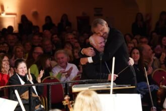 Un emotivo abrazo entre directores simboliza el legado, la continuidad y la pasión que han marcado los 70 años de historia de la Orquesta Sinfónica Provincial de Santa Fe.